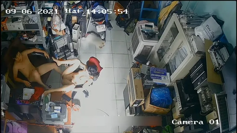 Cô vợ gã chồng địt nhau trong của hàng máy tính