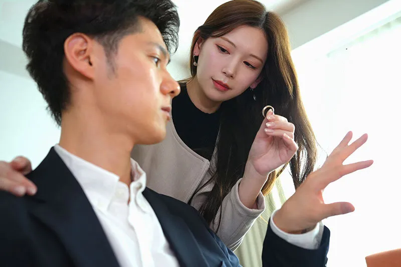Người vợ đi đi chơi, gã chồng ở nhà bị nhỏ em cô vợ gạ quan hệ không trượt phát nào